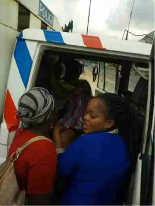 Kindhearted Policemen Rush Woman in Labour to Hospital in Lagos (Photos)